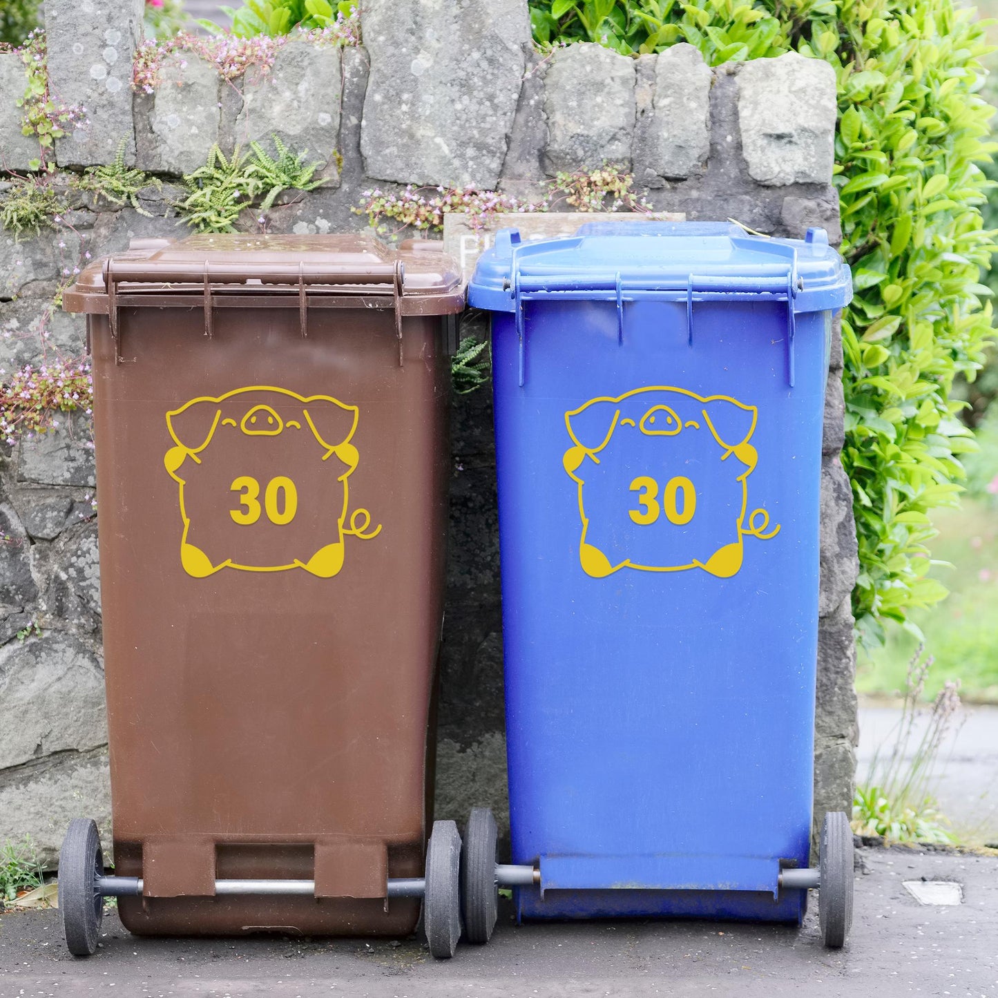 Personalised Round Pig Bin Sticker: Custom Wheelie Bin Decal with House Number - Cute Outdoor Decor, Funny Pig Sticker for Dustbin